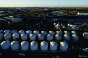 Oil sinks as US-Iran deal boosts outlook for reopening of Hormuz.
