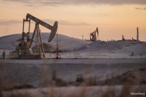 Oil climbs 2%, extending gains on dimming US-Iran peace hopes